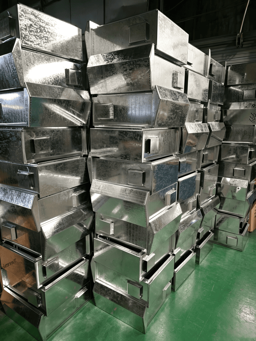De la tablă galvanizată la cutie finită: fotografii reale ale atelierului de tablă al Ouyue Electric, care dezvăluie procesul de asamblare a cutiei de distribuție din oțel inoxidabil înainte de pulverizare