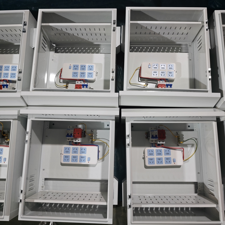 Fotografii reale de producție în masă ale cutiei de distribuție rezistente la ploaie de la Ouyue Electric: un afișaj cu proces complet de la carcasa din tablă până la ansamblul complet al mașinii